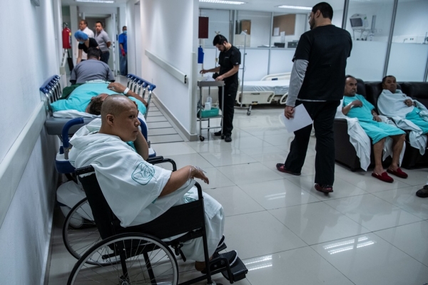 Pacientes en los pasillos del Centro Médico Nacional La Raza. 