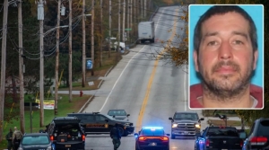 El sospechoso del tiroteo en Lewiston, Robert Card, sigue prófugo.