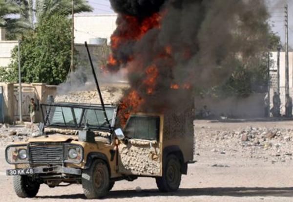 Una snatch Land Rover retorcida por el fuego en el campo de batalla