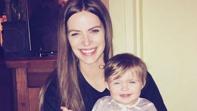 Modelo de Sports Illustrated mostró sus estrías en una foto en topless