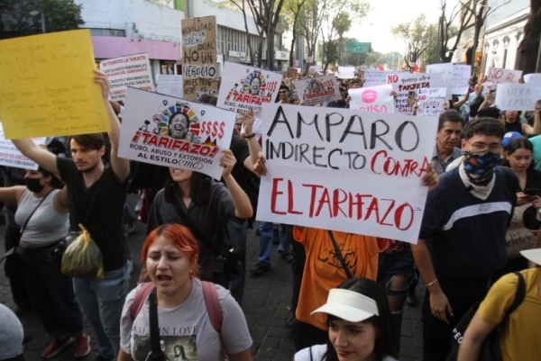 Al menos 500 personas se manifestaron contra el aumento de 47% al considerarlo un robo.