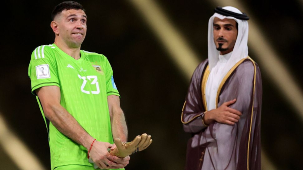 Emiliano &#039;Dibu&#039; Martinez con el trofeo de mejor portero del Mundial de Qatar 2022 