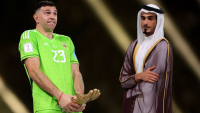 Emiliano 'Dibu' Martinez con el trofeo de mejor portero del Mundial de Qatar 2022