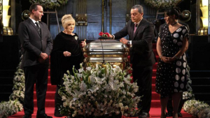 La segunda esposa de José José, Anel Noreña, y sus hijos junto al féretro del cantante en 2019.