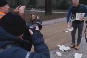 En los Países Bajos, activistas antiislámicos rompieron públicamente el Corán