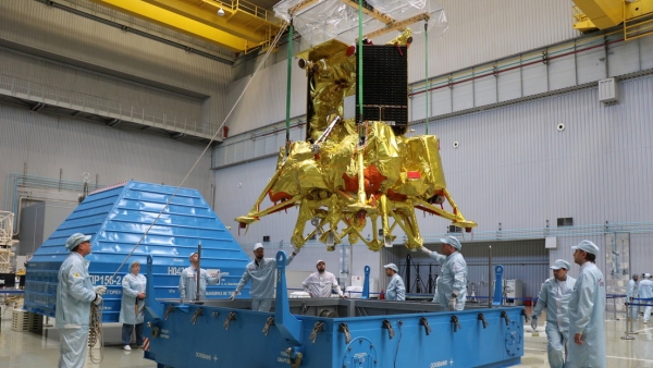 Sonda automática Luna-25 llegando a las instalaciones del cosmódromo de Vostóchny.