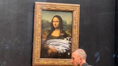 Visitante esquiva seguridad del Louvre y lanza un &quot;pastelazo&quot; a la Monna Lisa