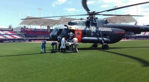 Un helicóptero de la Policía Federal aterrizó en un complejo deportivo para trasladar a un uniformado que participó en el despliegue de Nochixtlán, Oaxaca.