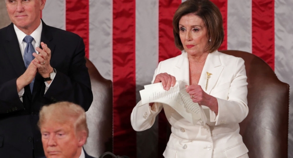 La congresista demócrata Nancy Pelosi rompe una copia del discurso sobre el Estado de la Unión del presidente estadounidense, Donald Trump