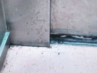 En los elevadores de la clínica 45 del IMSS se pueden apreciar rastros de sangre