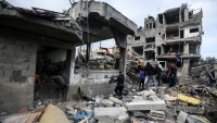 Un niño palestino sentado sobre los escombros de un edificio destruido tras un ataque israelí en Rafa, sur de la Franja de Gaza, el 29 de diciembre de 2023