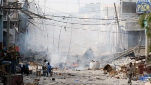 Un hombre entra en una calle cubierta de escombros en Puerto Príncipe, Haití, el 17 de enero de 2010.