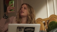En "You", Guinevere Beck (interpretada por la actriz Elizabeth Lail, en la imagen) es acosada por el Joe Goldberg.
