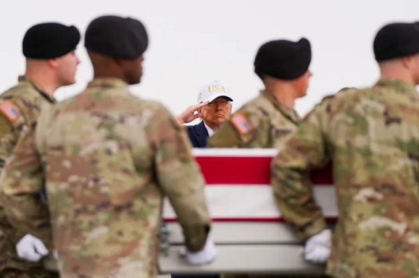 El presidente de Estados Unidos, Donald Trump, saluda mientras un equipo del ejército lleva los restos del suboficial jefe Robert Marzan en la Base Aérea de Dover en Delaware