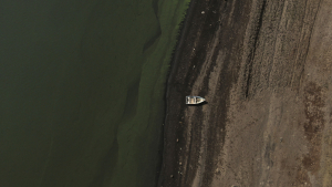 Un bote a orillas de la represa Villa Victoria, en las afueras de Toluca, México, el 22 de abril de 2021.