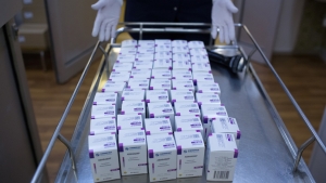 Un empleado muestra paquetes con el nuevo medicamento antiviral Avifavir en un almacén en Moscú, Rusia, el 10 de junio de 2020 .