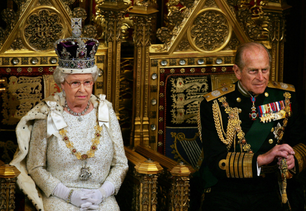 La reina Isabel II y el príncipe Felipe esperan para intervenir en la ceremonia de apertura del Parlamento británico en Londres, 15 de noviembre de 2006.