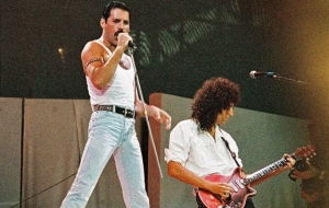 Freddie Mercury, con su camiseta ceñida de tirantes, y Brian May con su melena leonina. 13 de julio de 1985. Estadio Wembley. Londres. El rock nunca lo olvidaría