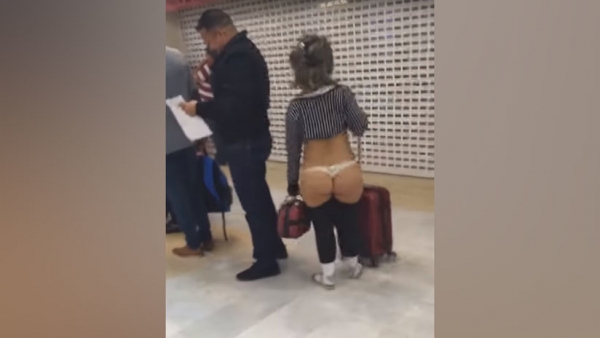 VIDEO: Una mujer se pasea en tanga por el aeropuerto en México &#039;como Pedro por su casa&#039;