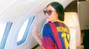 Soraja en el avión privado, con camiseta de Neymar