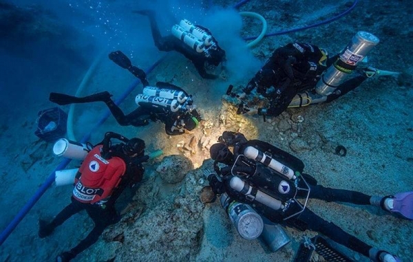 Los arqueologos trabajan sobre los restos humanos localizado en el naufragio del buque que transportaba el mecanismo de Anticitera