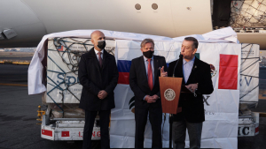 El funcionario Pedro Zenteno y el embajador de Rusia en México, Víktor Koronelli, reciben un lote de 500.000 vacunas Sputnik V en Ciudad de México, México, 31 de marzo de 2021