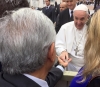 AMLO durante la entrega de la medalla al Papa.