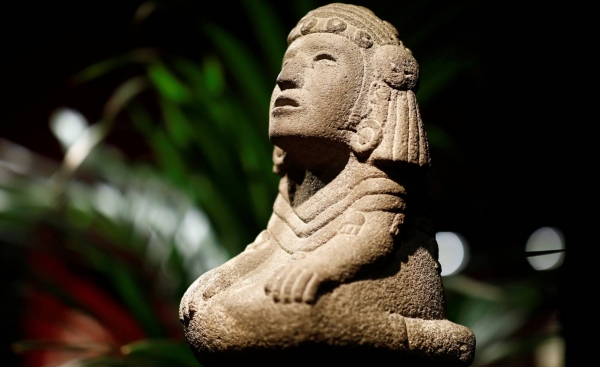 igura representando a la diosa azteca del agua Chalchiuhtlicue, una de las piezas subastadas este miércoles en París
