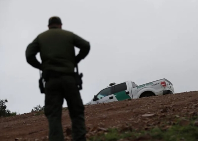 Exhiben cómo Patrulla Fronteriza atropella a individuo que intenta cruzar el muro