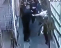 Cámaras captan cómo policías golpean a dos mujeres en la Ciudad de México