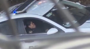 Policías son captados realizando actos sexuales a bordo de una patrulla