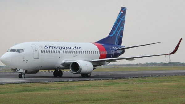 Un avión de Boeing modelo 737-524 de la compañía Sriwijaya, en un aeropuerto de Indonesia