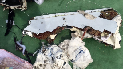 Pertenencias de los pasajeros y partes de los restos del vuelo MS804 de EgyptAir. 21 de mayo de 2016.