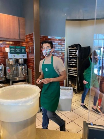 Un barista recibe más de 90,000 dólares en propinas tras negarse a servir a un cliente que rechazó usar cubrebocas en EE.UU.