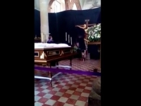 En el video parece que la figura mueve la cabeza hacia la izquierda.