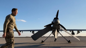 Un soldado de EE.UU. cerca de un dron en la base aérea Ain al-Asad, Anbar, Irak