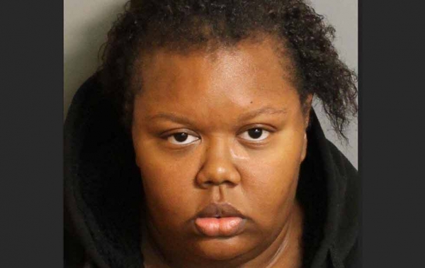 La madre, Katerra Lewis, dejó a la víctima al cuidado del menor para irse de fiesta