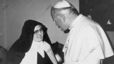 Juan Pablo II conversa con sor Lucía en Fátima, adonde había acudido el Santo Padre para dar gracias a la Virgen por haberle salvado del atentado