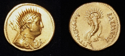 Moneda de oro con el rostro del rey Ptolomeo III, encontrada en el sitio arqueológico de Sa el-Hagar, al norte de El Cairo.