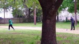 El policía disparando por la espalda a Walter Scott.