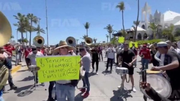 Los músicos piden que los dejen trabajar en las playas de Mazatlán.