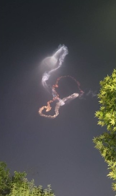 Disparos de misiles iraníes contra objetivos israelíes: se observan estelas de condensación espeluznantes en el cielo