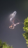 Disparos de misiles iraníes contra objetivos israelíes: se observan estelas de condensación espeluznantes en el cielo