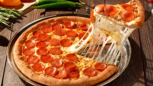 Es el esposo de la mujer quien suele comprar los tickets de lotería.