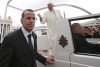 El comandante de la Guardia Suiza, Daniel Rudolf Anrig, protege el Papamóvil en la plaza de San Pedro. Reuters