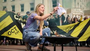 Británicos queman sus facturas de electricidad y servicios públicos para protestar por la subida de los precios