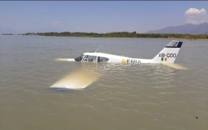 La Capitanía de Puerto y los Bomberos de Chapala fueron los encargados de brindar la asistencia necesaria a los dos tripulantes.