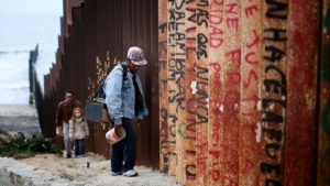 La valla que ya existe en la frontera entre EE.UU. y México empezó a construirse durante el gobierno de Bill Clinton.