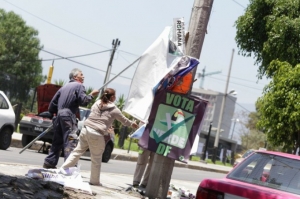 Brigadistas de la Álvaro Obregón recogen propaganda electoral.