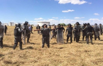 Se enfrentan ejidatarios y antimotines en terreno aledaño al Aeropuerto (VIDEO)